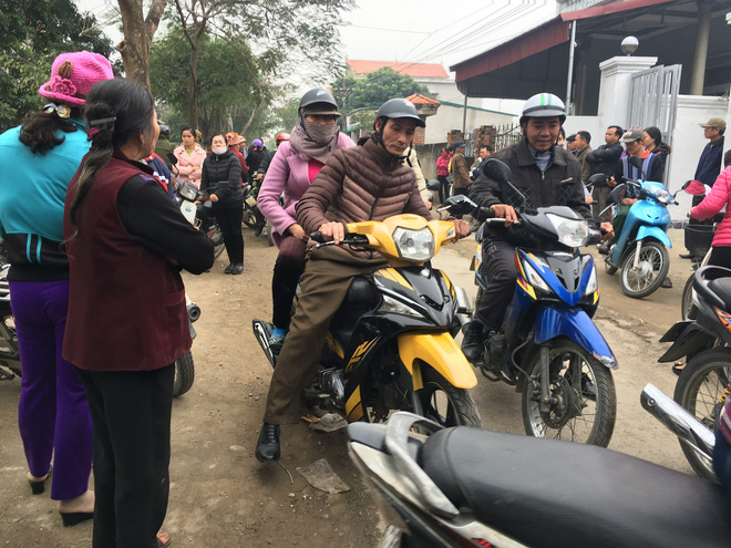 Vụ chồng sát hại vợ và 2 con gái: Nhiều người xót xa tiễn đưa 3 nạn nhân Vụ chồng sát hại vợ và 2 con gái: Nhiều người xót xa tiễn đưa 3 nạn nhân